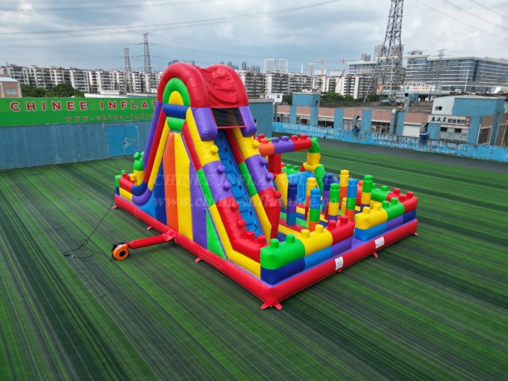T2-4960B LEGO Bouncy Castle & Slide