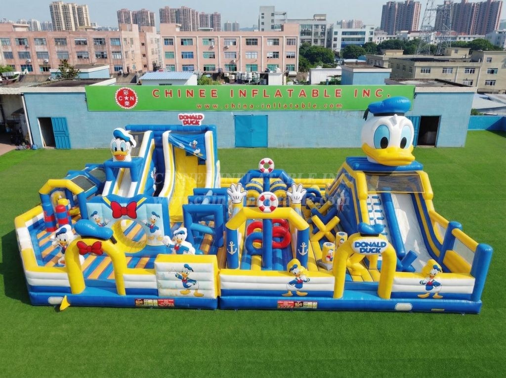 GF3-857 Donald Duck Theme Inflatable Park